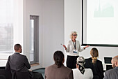 Frau mit Präsentation während eines Geschäftsseminars