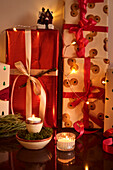 Weihnachtsgeschenke und Lichterketten