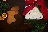 Weihnachtsgeschenk und Lebkuchenplätzchen