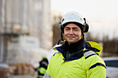 Männlicher Ingenieur auf der Baustelle