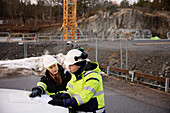 Ingenieure sprechen auf der Baustelle