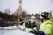 Ingenieure sprechen auf der Baustelle