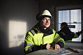 Männlicher Ingenieur auf der Baustelle