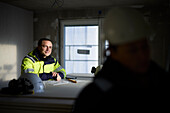 Männlicher Ingenieur auf der Baustelle