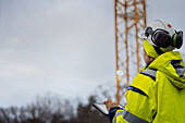 Ingenieurin mit digitalem Tablet auf der Baustelle