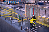 Zwei Ingenieure arbeiten auf der Baustelle