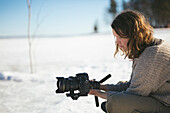 Fotograf im Schnee sitzend und entspannend