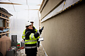 Ingenieure unterhalten sich auf der Baustelle