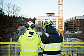 Zwei Ingenieure auf der Baustelle