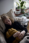 Teenager-Mädchen schlafend auf dem Sofa