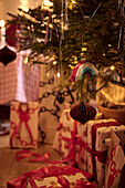 Weihnachtsgeschenke unter dem Weihnachtsbaum