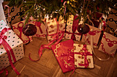 Weihnachtsgeschenke unter dem Weihnachtsbaum