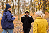 Glückliche junge Freunde beim Herbstspaziergang