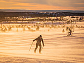 Silhouette eines Skifahrers bei Sonnenuntergang