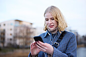 Smiling woman using cell phone (Lächelnde Frau am Handy)