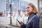 Junge Frau beim Telefonieren mit dem Handy