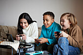 Kinder spielen Videospiele zu Hause