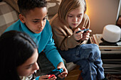 Kinder spielen zu Hause Videospiele