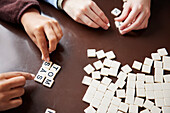 Kinder spielen Scrabble am Esstisch