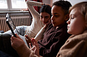 Kinder, die zu Hause ein digitales Tablet benutzen