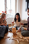 Kinder spielen Jenga zu Hause