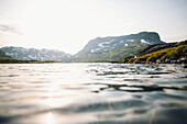 Blick auf einen See mit Bergen im Hintergrund