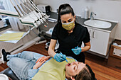 Zahnärztin mit Patientin in der Zahnarztpraxis