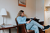 Patientin liest Zeitschrift im Wartezimmer