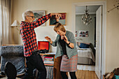 Älteres Paar tanzt zu Hause