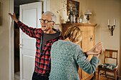 Seniorentanzpaar tanzt zu Hause