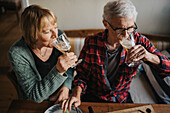 Älteres Paar trinkt Alkohol zu Hause
