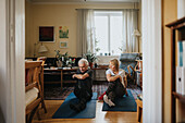 Älteres Paar macht Yoga zu Hause