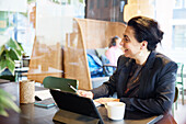 Lächelnde Geschäftsfrau im Café sitzend