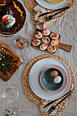 Gedeckter Tisch für das Osterfestmahl