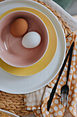 Nahaufnahme von gekochten Eiern in einer Schale