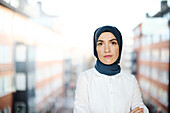 Porträt einer Geschäftsfrau im Hidschab