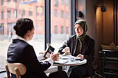 Zwei Geschäftsfrauen sitzen in einem Café