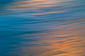 Wellen, in denen sich die Farben des Sonnenuntergangs spiegeln