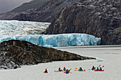 Kajakfahrer erkunden den Grey Lake und den Grey Glacier, Torres del Paine National Park, Chile. Patagonien