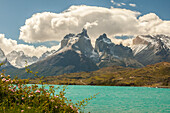 Chile, Patagonien. Pehoe-See und die Horns-Berge