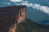 Der Berg Roraima ist der höchste Berg der Pakaraima-Kette von Tepui-Plateaus in Südamerika. Erstmals beschrieben von dem englischen Entdecker Sir Walter Raleigh im Jahr 1596