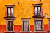 Gelbe rote Wand Braune Fenster Metalltore, San Miguel de Allende, Mexiko