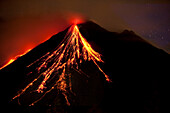Karibik, Costa Rica. Ausbruch des Vulkans Arenal mit geschmolzener Lava