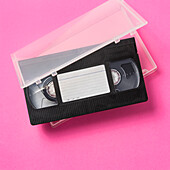 Studioaufnahme einer VHS-Kassette mit leerem Etikett