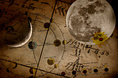 Antike Karte mit Mondphasen und überlagerten Fotos des Mondes