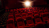 Reihen von leeren roten Sitzen im Theater