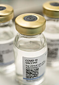Nahaufnahme einer Covid-19-Impfstoffampulle