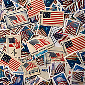 Verschiedene Briefmarken mit amerikanischer Flagge