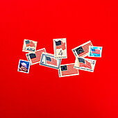 Retro-Briefmarken vor rotem Hintergrund