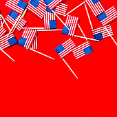 Kleine amerikanische Flagge Zahnstocher auf rotem Hintergrund